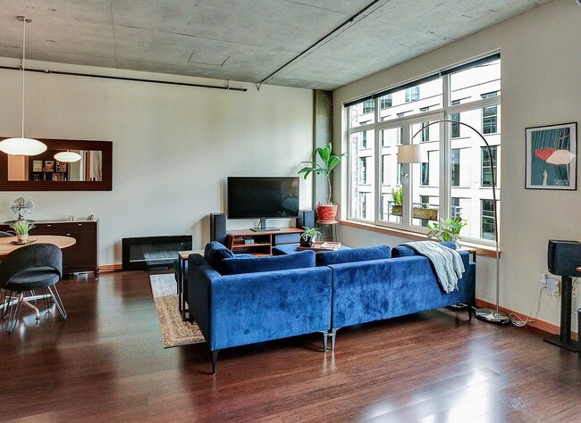 Building Photo - Loft Studio in The Pinnacle – Pearl Distri...