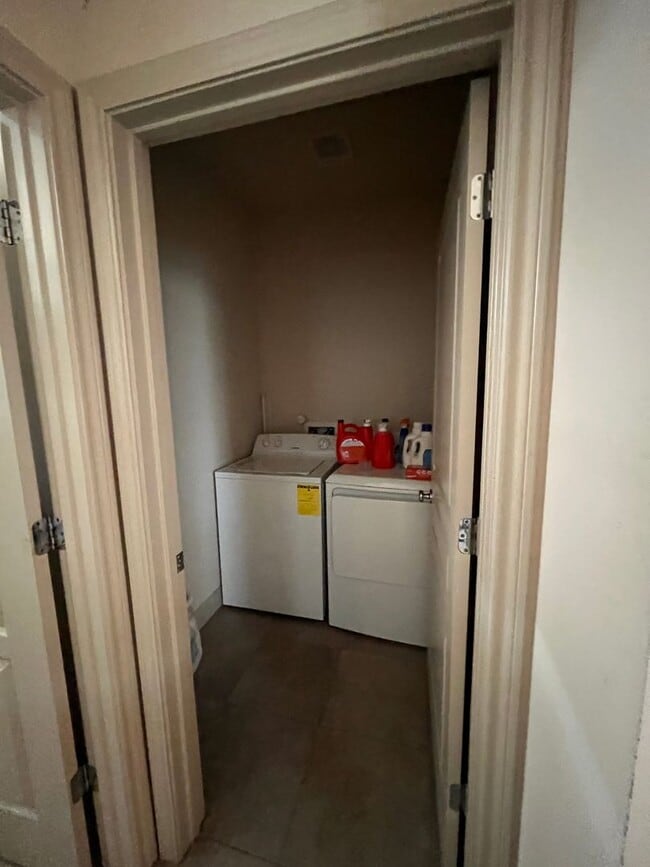 Building Photo - 5 Bed/3 Bath House near Campus