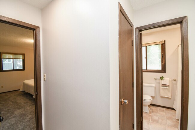 Building Photo - 4504 S Cliff Ave