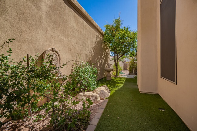 Building Photo - 10126 E Cochise Dr