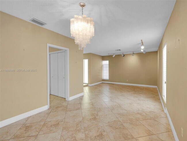 Building Photo - 1109 Biarritz Dr