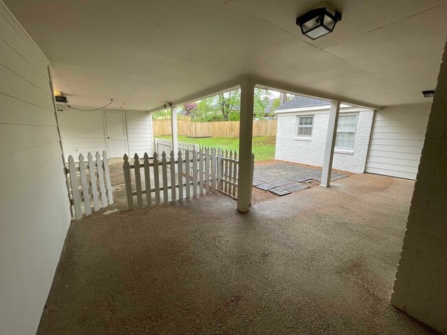 Building Photo - 2420 Stratfield Dr
