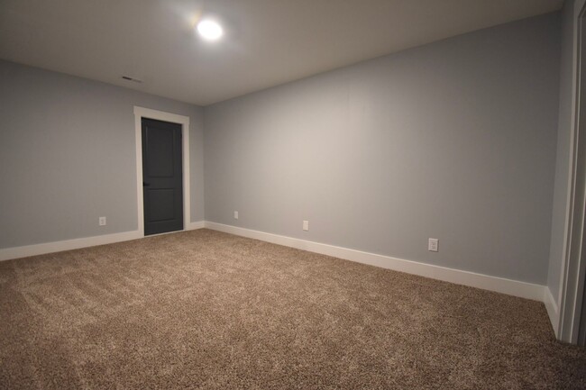 Building Photo - Availabe Now! 4 Bedroom 3 Bathroom Townhome