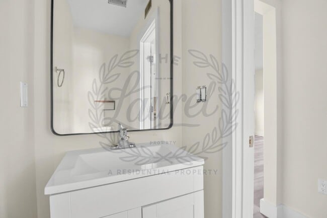 Building Photo - 453 S Laurel Rd