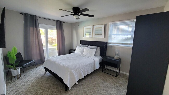 Building Photo - 5206 Ocean Dr S