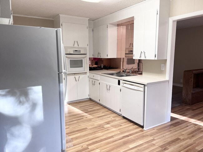 Building Photo - 105 Thistledown Trail