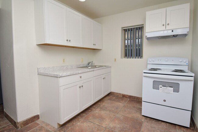Building Photo - Stand Alone 2 Bed 1 Bath with Private Yard...