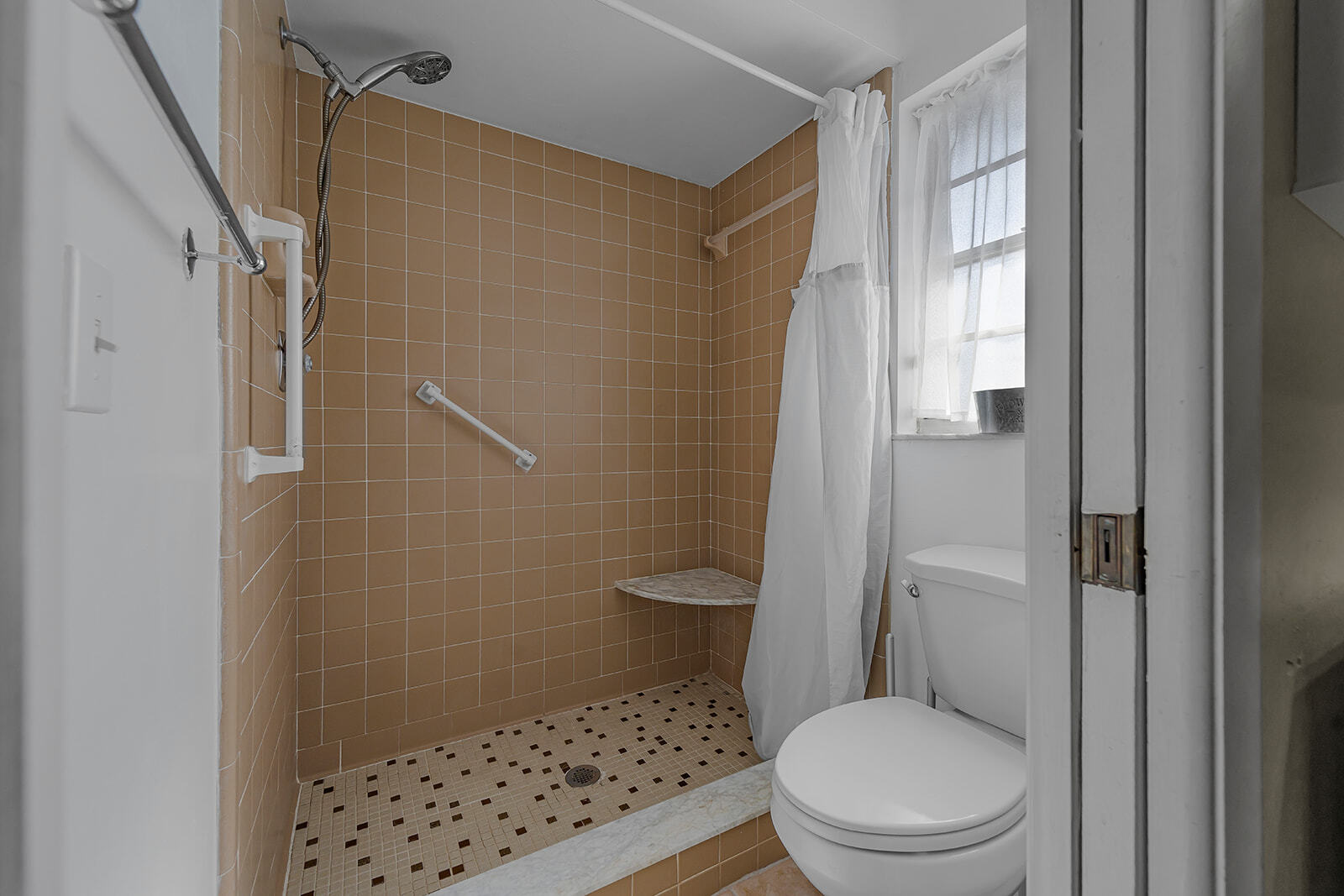 Building Photo - 784 E Fairbairn Dr