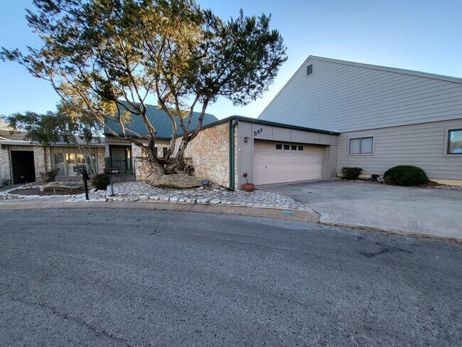 Building Photo - 547 Fairway Dr