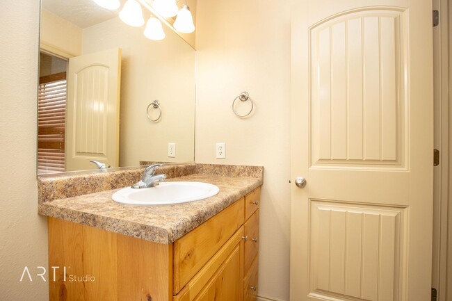 Building Photo - Move in Special 3 Bedroom 2.5 Bathroom In ...