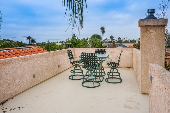 Building Photo - Great detached Home in Pacific Beach! Avai...