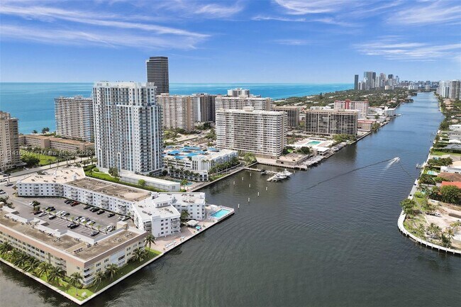 Building Photo - 1913 S Ocean Dr