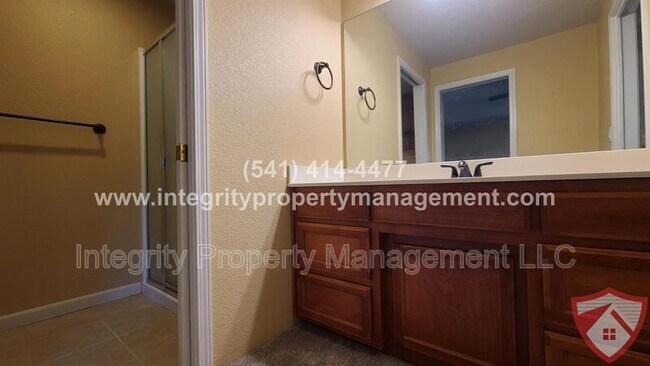 Building Photo - 941 Parkdale Ave