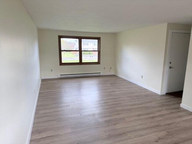 Building Photo - 3 Bedroom, Cortland