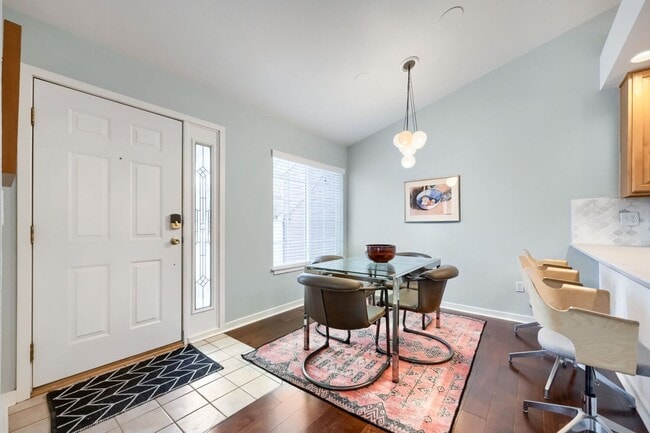 Building Photo - 2 BDR Gorgeous Updated Townhome with Huge Garden