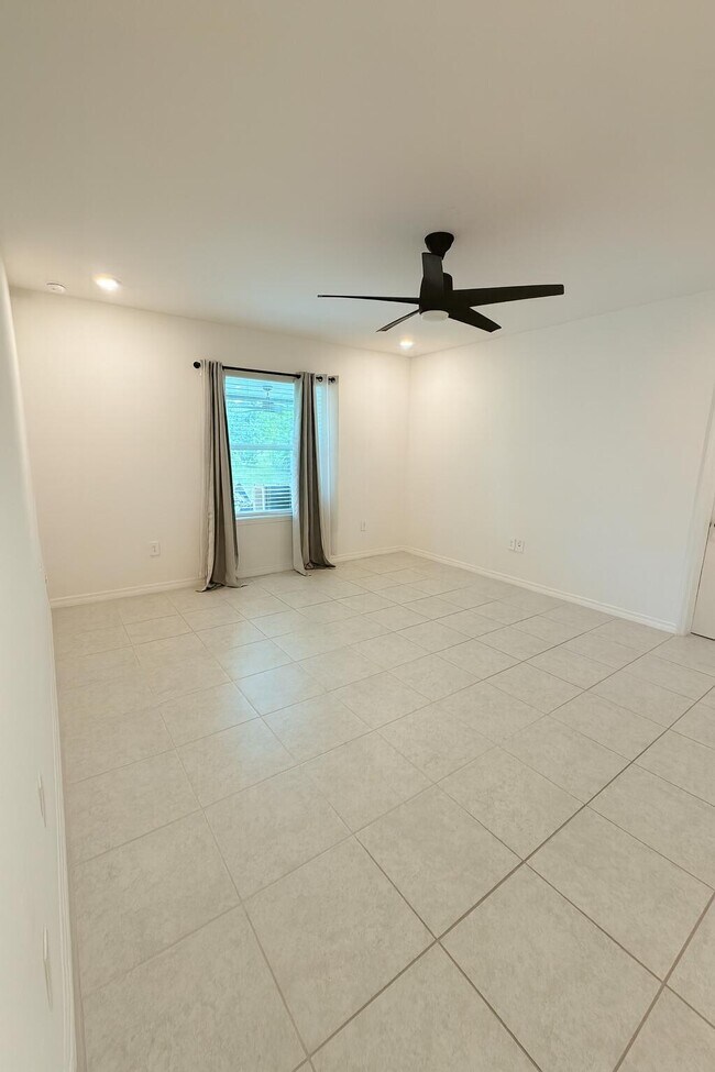 Building Photo - 1963 SW Import Dr