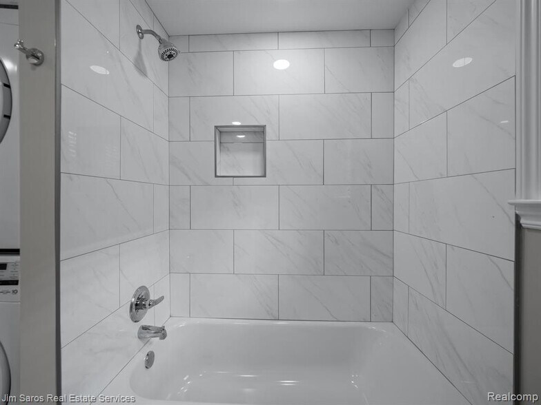 Building Photo - 895 Harcourt Rd