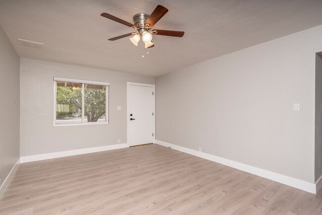 Building Photo - Central Phoenix Rental