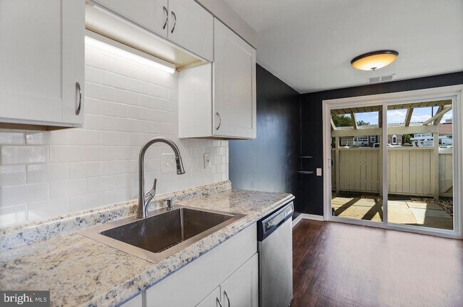 Building Photo - 1523 Kensington Dr