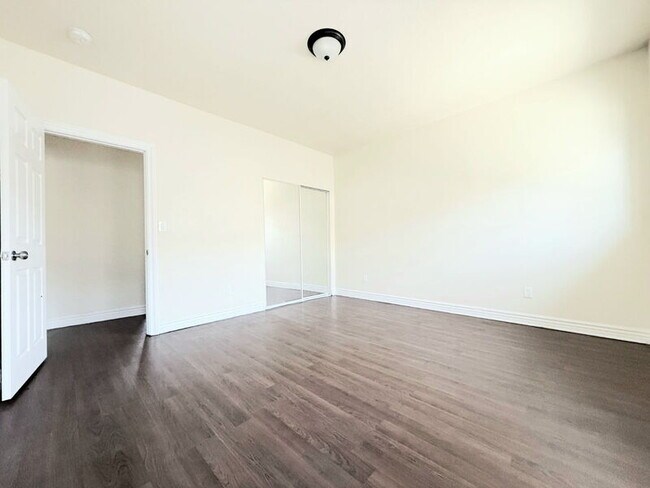 Building Photo - 1368 E Vernon Ave