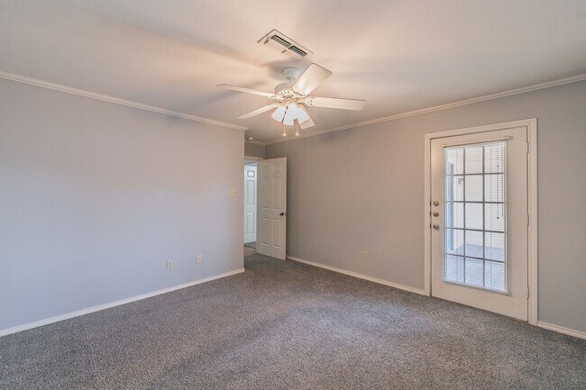 Building Photo - BEAUTIFUL and SPACIOUS Townhome in Ideal L...