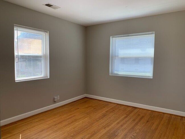 Building Photo - 523 Martin St