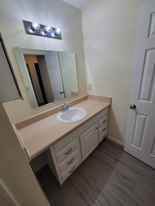 Building Photo - 1610 Green Briar Pkwy