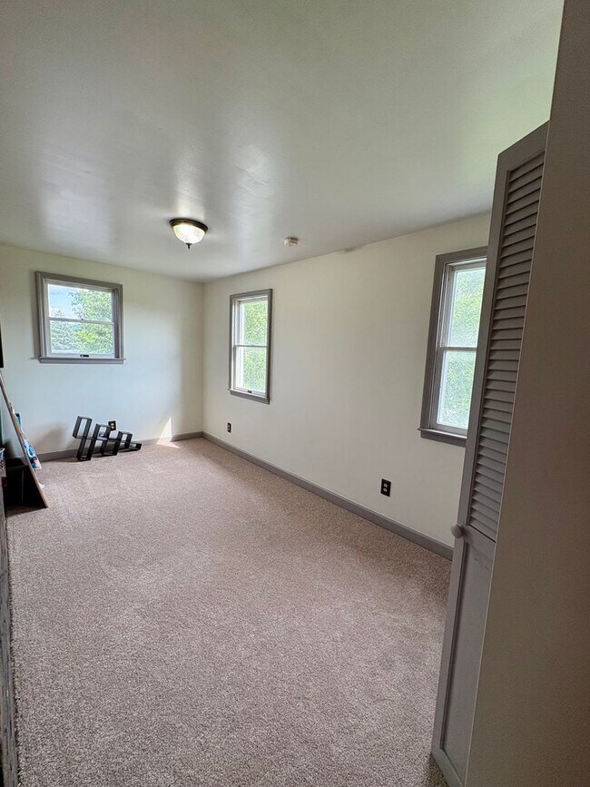 Building Photo - Large 4 bedroom house near Waynesboro Hospital