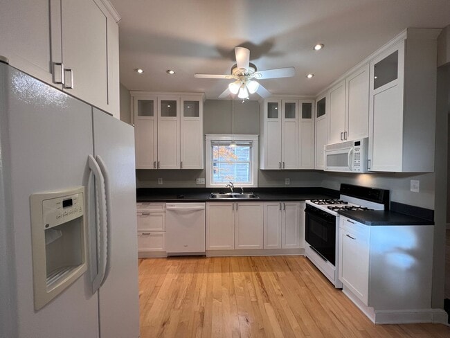 Building Photo - Welcoming Victorian with Modern Comforts *...