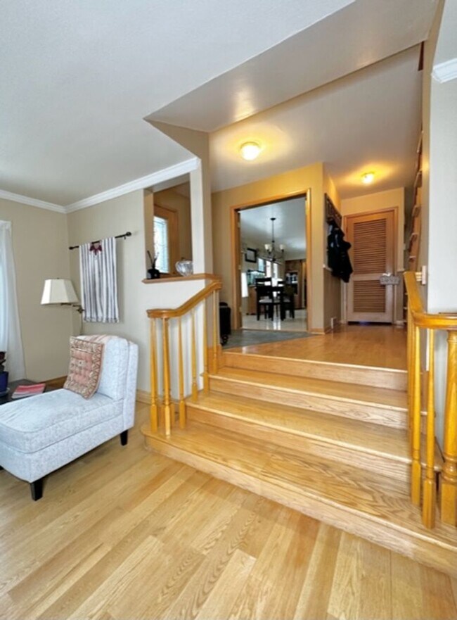 Building Photo - Beautiful / Spacious 3 Bed 3 Bath Ranch Style Single Family Home!