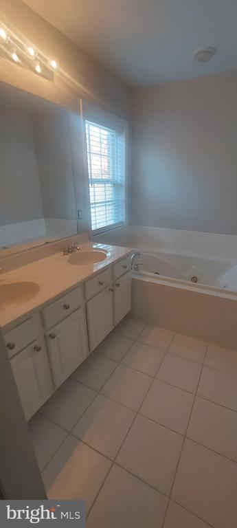 Building Photo - 10210 Sherman Heights Pl