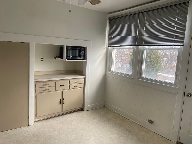 Building Photo - 3337 W 114th St