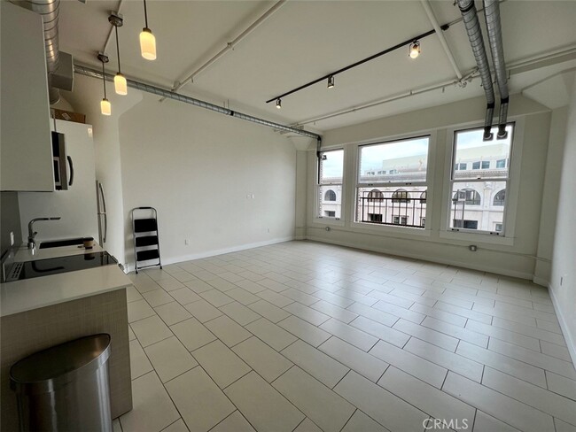 Building Photo - 939 S Broadway-