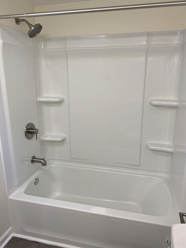 Building Photo - Newly renovated 4 bed/2.5 bath single fami...