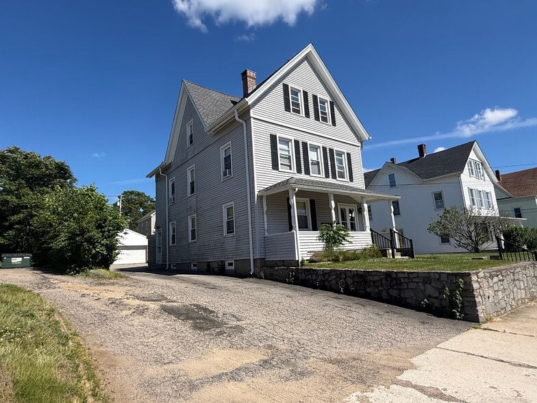 Front of house with driveway. - 11 Summer St