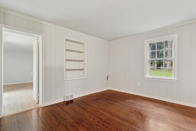 Building Photo - 6 Bedroom/3 Bathroom Available in Wayne!