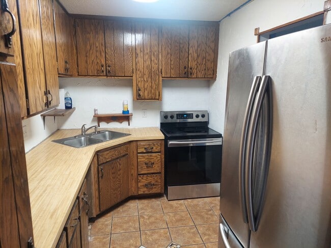 Building Photo - Dreamland Home Ventures