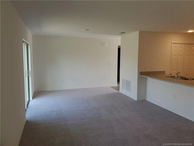 Building Photo - 611 SW McComb Ave