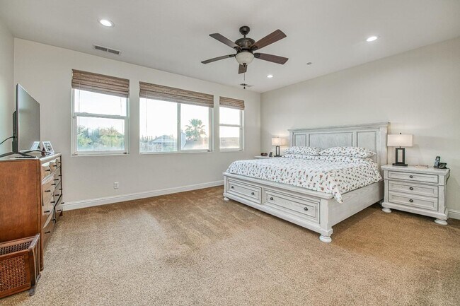Building Photo - Spacious Home on Oversized Lot with Pool and Solar!