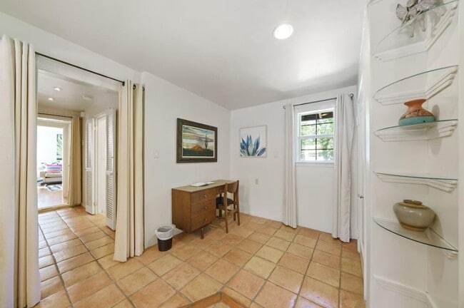 Building Photo - 409 W Water St