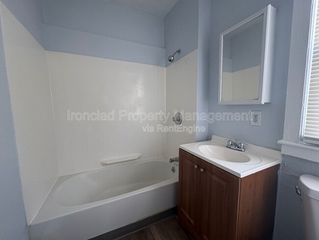 Building Photo - 206 Main St