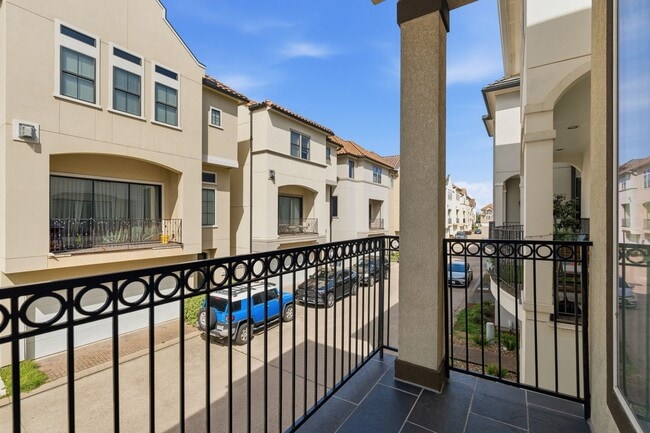 Building Photo - 7239 Laguna Villas