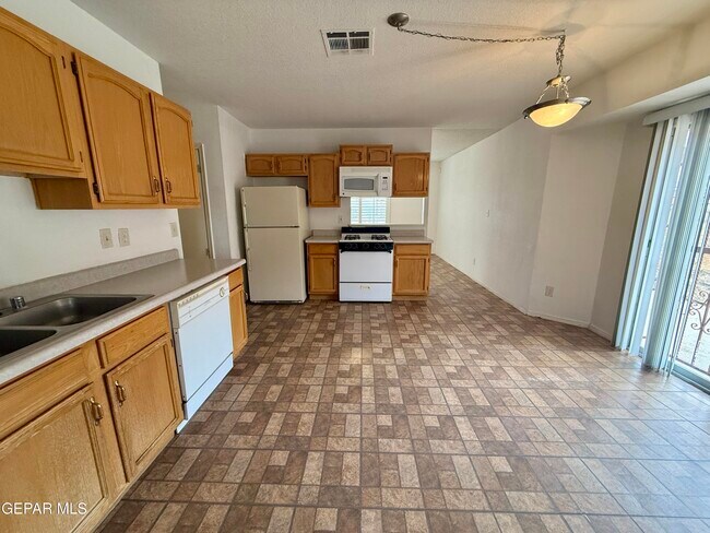 Building Photo - 12118 Royal Woods Dr