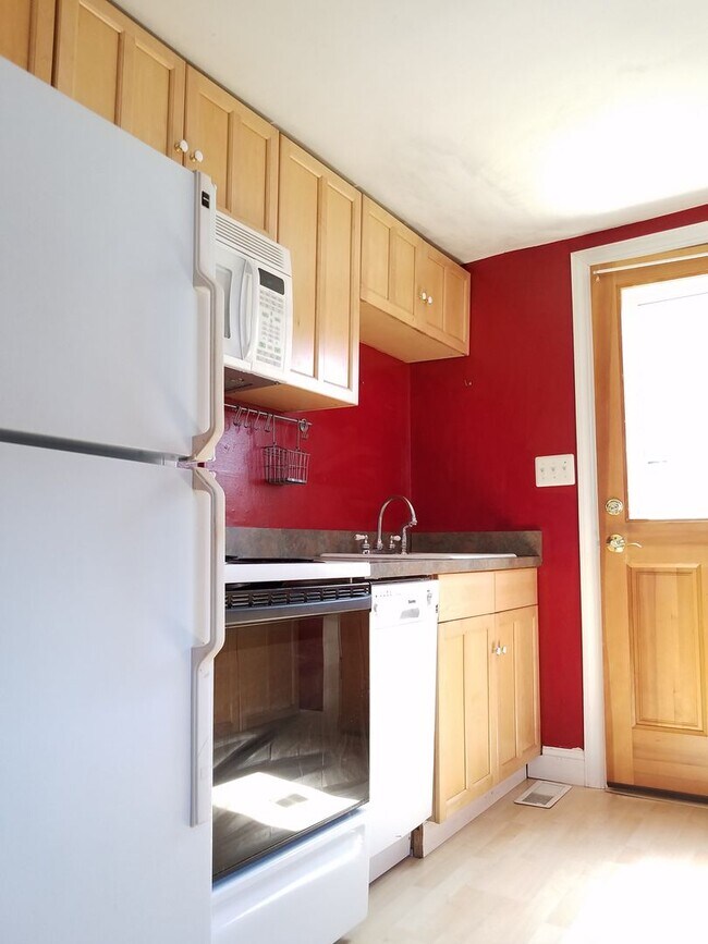 Building Photo - Charming townhouse in downtown Frederick r...