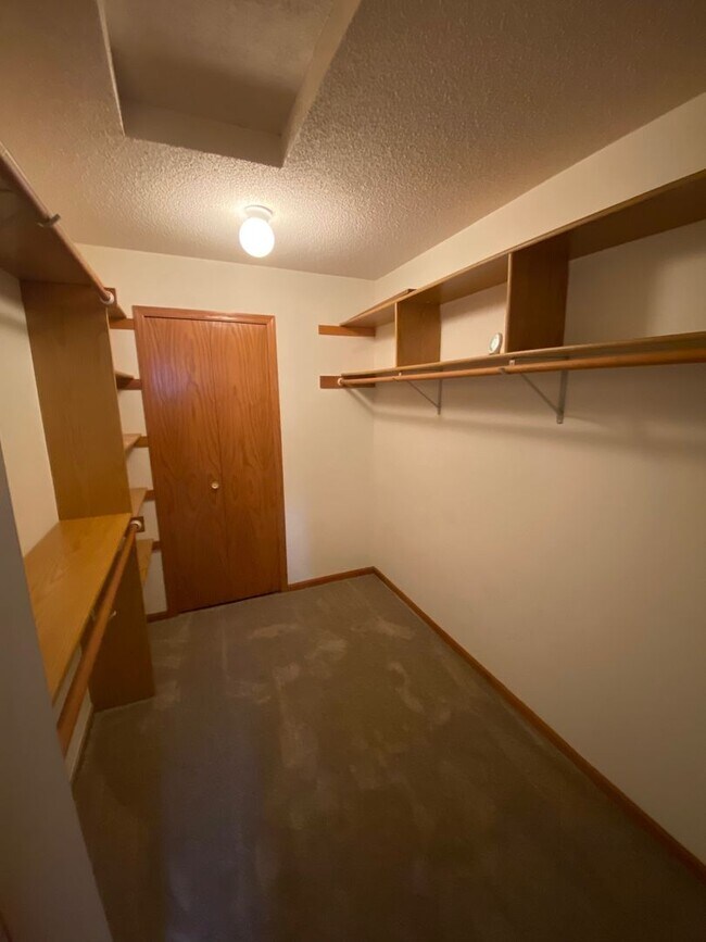 Building Photo - Top Floor Condo Available March 1, Open Floor Plan, Balcony, Fireplace, Walk-in Closet, 2 Baths, ...