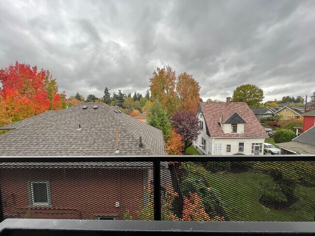 Building Photo - 2 Bed + 2 Bath Condo in the Belmont District Portland ~ Secured Garage Parking, Washer & Dryer in...