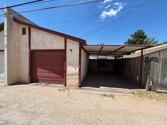 Building Photo - 2 bed 2 bath townhome