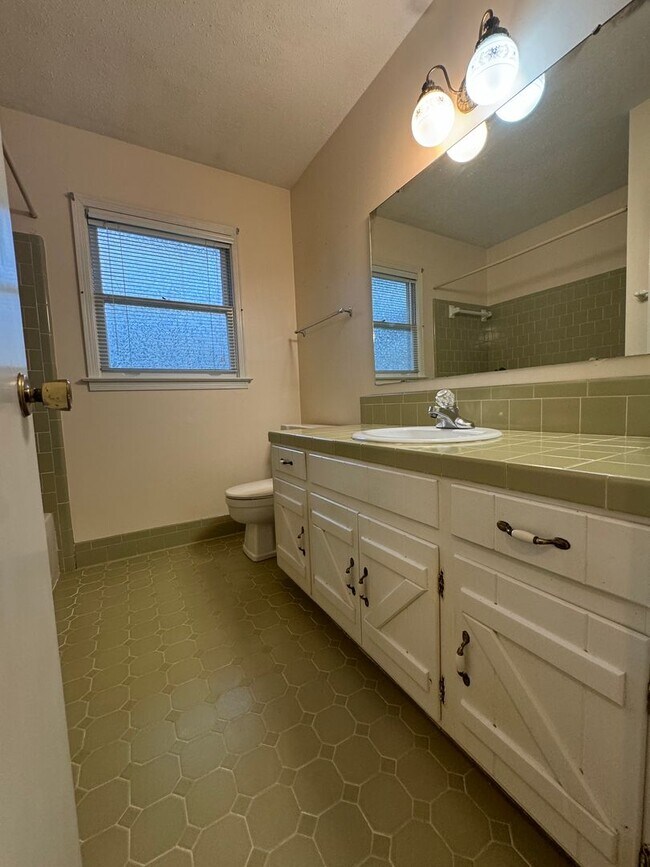 Building Photo - 702 Sandhurst Dr