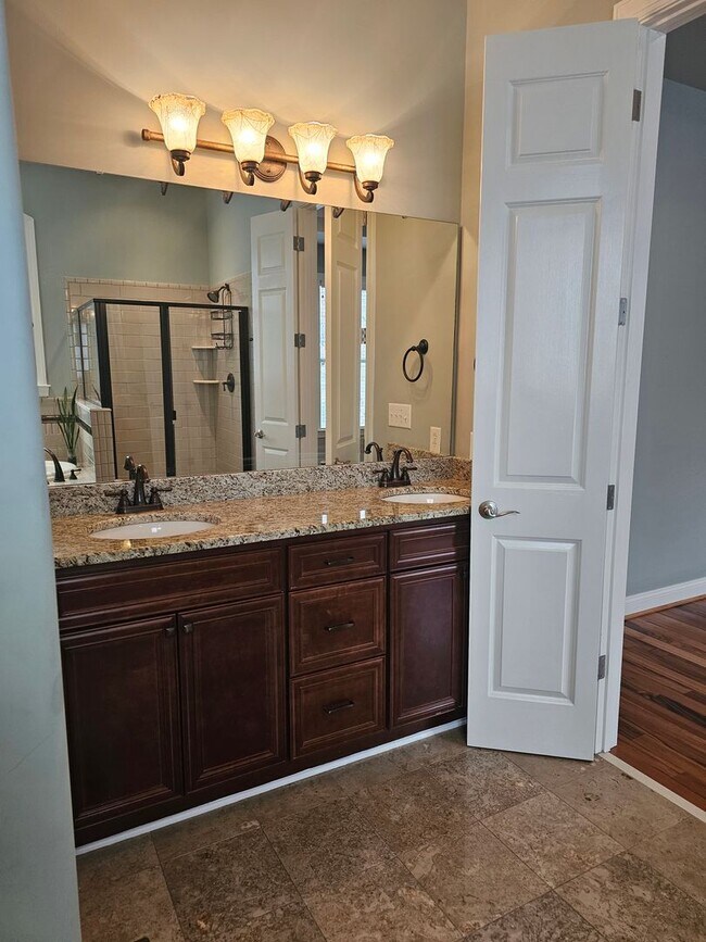 Building Photo - New Listing in Apex!