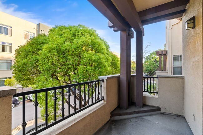 Building Photo - Beautiful 3 BD/2.5 BA, 2 Car Garage, Townh...